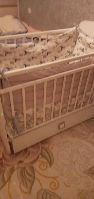 kreditle yataq mebelleri: Oğlan və qız üçün, İşlənmiş, Dördbucaq, Beşik, Matras ilə, Yellənmə mexanizm ilə — 2