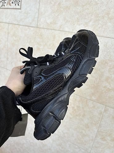 Tuflilər: Balenciaga 3XL
Состояние новое,размер указан 37,на ногу 23,5 см — 1