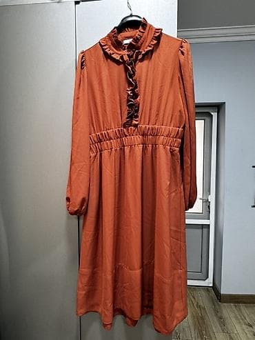 is paltari: Qadın paltarı – pasterin (tünd kərpic) rəngində, dizdən bir az aşağı — 2