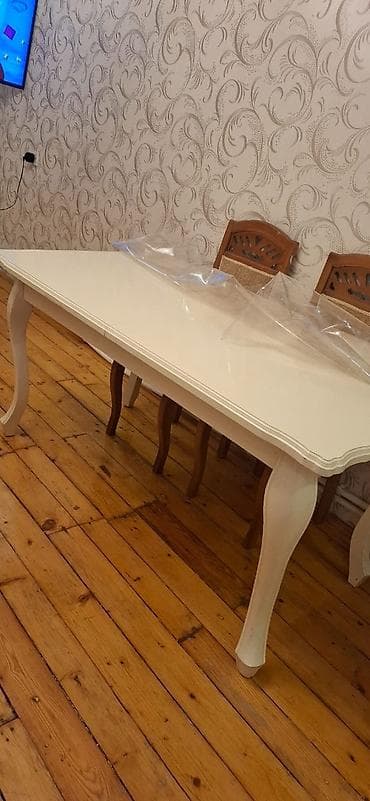 Qabaq stolu 90 manat islənmiş