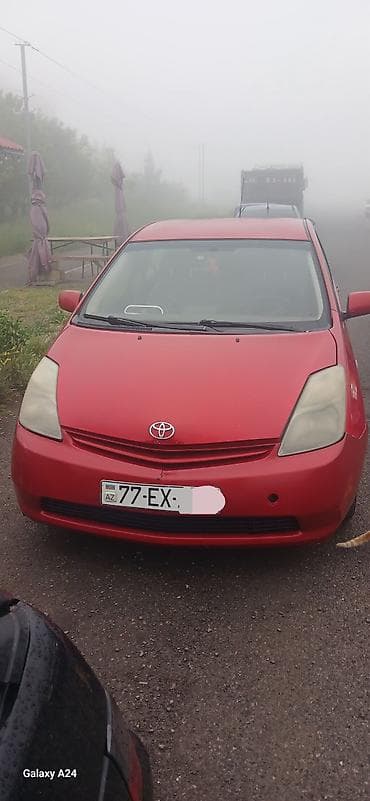 Toyota Prius (2-ci nəsil) – qırmızı rəngdə hibrid hetçbek. Salam
