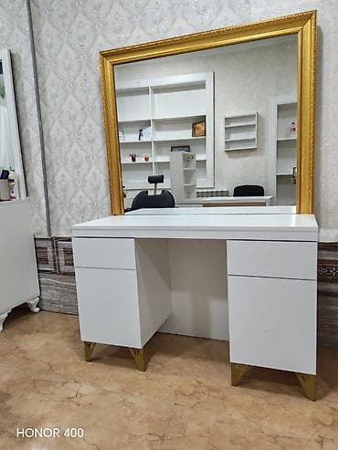 Ağ rəngdə vizaj/iş masası və böyük güzgü dəsti - Masa: minimalistik