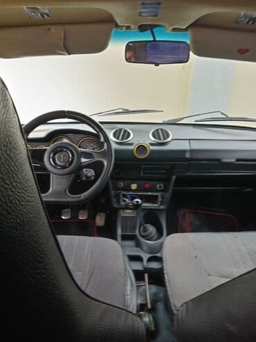 VAZ klassik sedan Xüsusiyyətlər: - Korpus: 4 qapılı sedan, bej rəng -