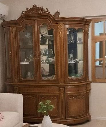 сувенир: Klassik üslubda taxta vitrin şkaf - Material: Masif ağac, zəngin — 1
