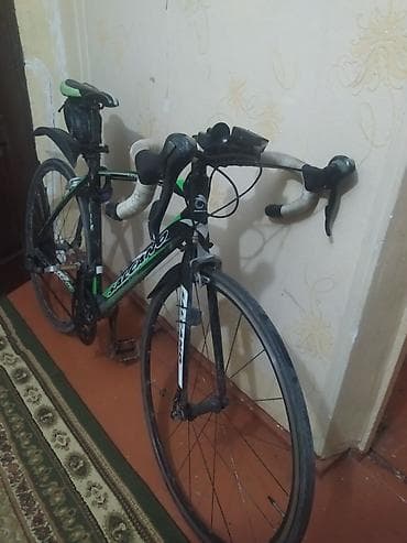 Yol yarış velosipedi – Salcano marka, çəkisi 10 kq, qara-yaşıl rəng