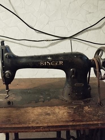 akustik gitara simi: Singer ayaqla idarə olunan tikiş maşını və dəmir ayaqlıq-stol — 2