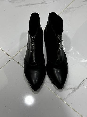 Çəkmələr: Qara qadın botları - Model: Aşağı boy, ön hissədə fermuarlı - Dizayn — 3