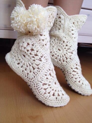 qadınlar üçün toxunma beretlər: Bezekli corablar sifarisle toxunur — 4