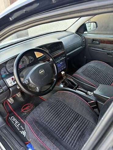 Opel Omega B sedan – 3 mator V6 mühərrik şəkildə göründüyü kimidir — 4
