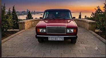 VAZ 2107, qırmızı rəng, sedan gövdə. Klassik kvadrat dizayn, xrom ön