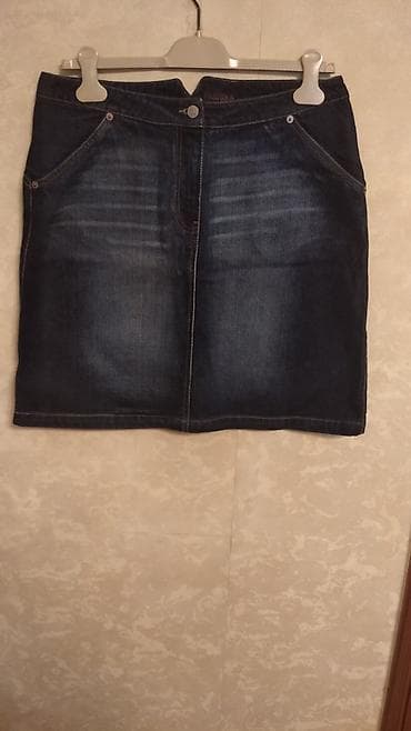 Denim ətək – tünd göy, mini/orta uzunluq. Xüsusiyyətlər: - Kəsim — 2