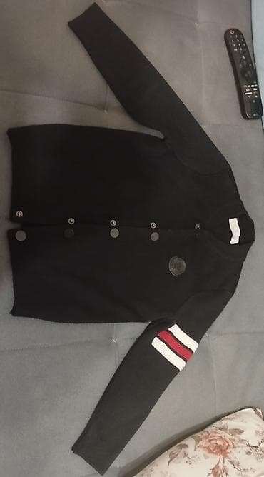Jaket brenddir təzə kimidir.Qara rəngdə.şəkildə solğun düşür ama belə
