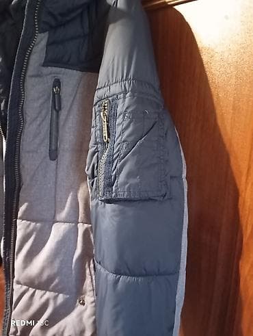 bomber kurtka: Qışlıq kapüşonlu kişi gödəkçəsi - Rəng: boz-göy kombinasiyası (yuxarı — 5