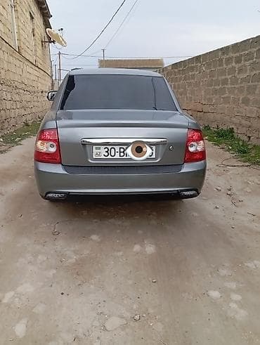 vaz mator: LADA Priora sedan, boz rəng. Xüsusiyyətlər və təchizat: - Kuzov: 4 — 2