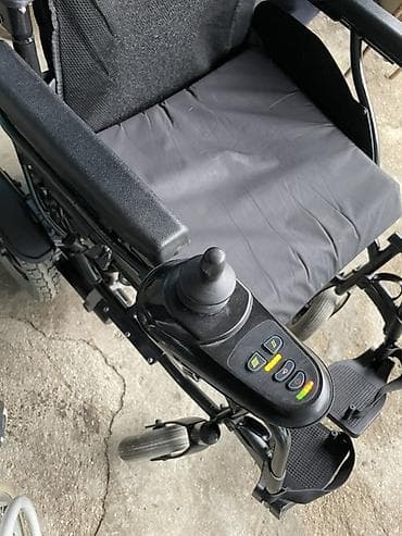 əlil arabalari: Elektrik əlil arabası - Sağ tərəfdə joystick idarəetmə paneli: sürət — 2