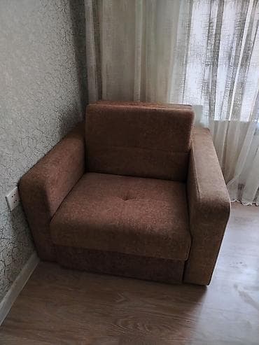 Kreslo-kravat, Parça