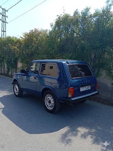 oturacaq vaz: Lada Niva (VAZ 2121) – mavi rəngli, 3 qapılı off-road SUV — 4