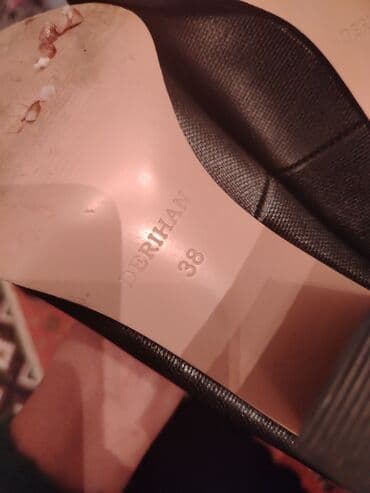 Toy paltarları və aksesuarları: Qadın ayaqqabısı – klassik qara rəngli, slingback model. - Burun — 4