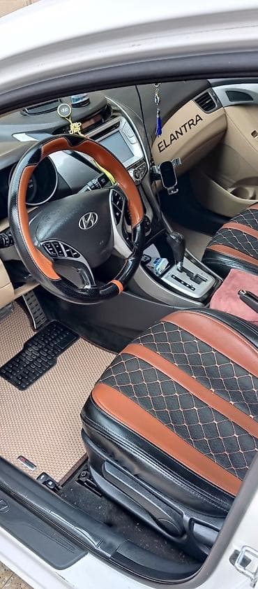 nissan tida 2012: Hyundai Elantra: 1.6 l | 2012 il Sedan — 3