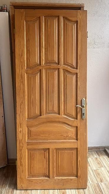 Biri (1) 60 azn. Taxta giriş/qapı - Material: tam ağac (təbii ağac