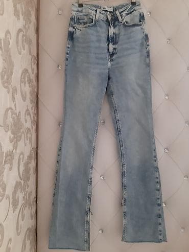 Açıq mavi rəngdə, düz kəsimli (straight) qadın cins şalvarı. Yüksək