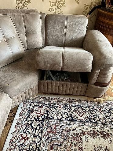 uglavoy divan: Uqlovoy divan Acilir,baza var. Bezi yerlerde sokuy var. Qiymet 150 azn — 5