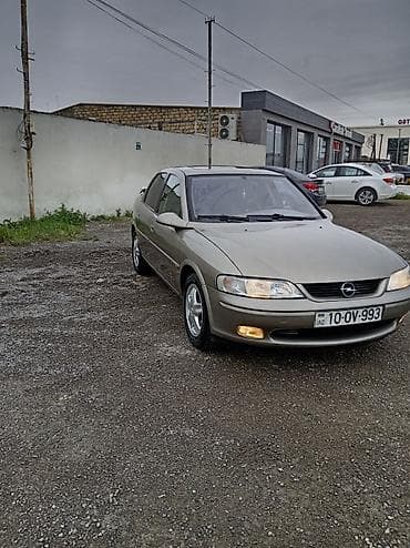 opel omega oluxana: Opel Vectra B sedan, qızılı/boz rəng. 5 qapı, aerodinamik arxa — 2