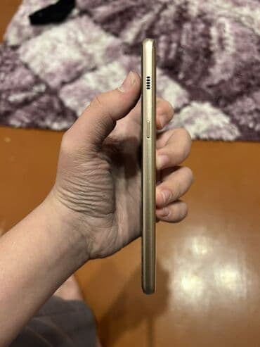 telefonlar kreditle: Smartfon – qızılı rəngdə Xüsusiyyətlər və dizayn: - Ekran: tam ön — 3