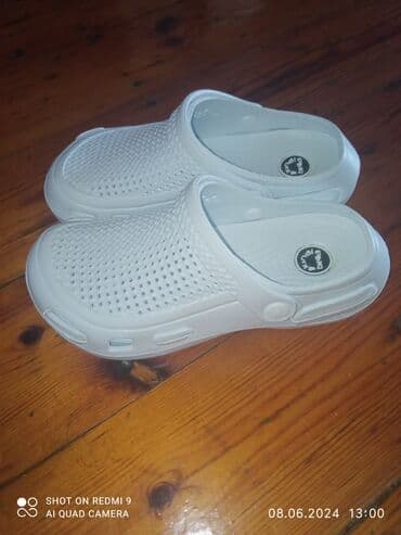 monotip tibbi geyimler: Tibb bacısı üçün Sabo. Təzədir. Üstündə 37 razmeri yazılıb, amma 38 — 2