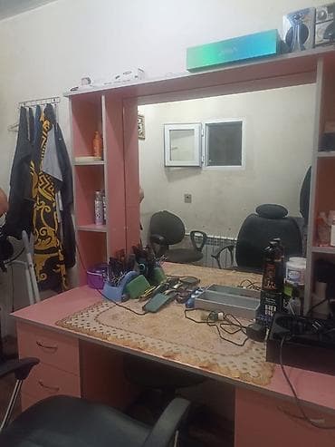 ustolar: Bərbər masasının komplekti – güzgülü, rəfli - Geniş iş səthi olan — 2
