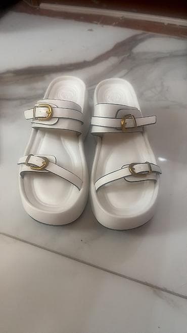 Basanoşka və səndəllər: Ağ rəngli qadın platforma sandal - Model: iki zolaqlı, ön və üst — 2
