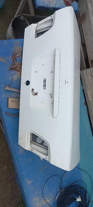 Her bir seyi ustundedir ag rengdedi kvadrat nomredir