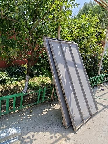 Qaraj qapısı, qalın list demir çerçeve seveller, pasi çürüyüb qetiyen — 1