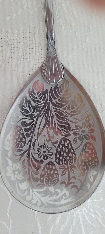 qab qaşıq: Metal qaşıq – dekorativ oyma naxışlı - Material: metal (gümüşü rəng) — 2