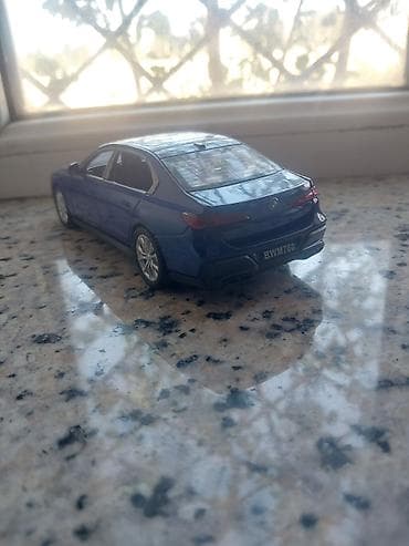 mini disk: Mavi rəngli BMW 760 model avtomobil maketi. Real avtomobil dizaynına — 3