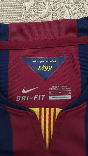 Digər idman və istirahət malları: Bu futbol dəsti qırmızı və göy zolaqlı futbol forması, şortu və — 4