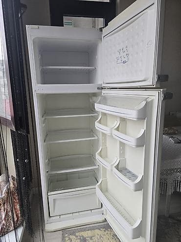 mikrafonlarin satisi: İki qapılı soyuducu (yuxarıda dondurucu) Xüsusiyyətlər: - Klassik ağ — 5