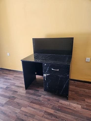 Qara ofis masası – mermer naxışlı üst səth və arxa panel - Material