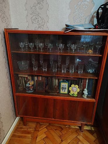 - Məhsul: Şüşəli vitrinli kitab şkafı - Material: Ağac karkas, ön