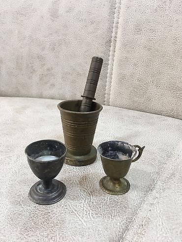 formalar: Məhsul: Köhnə tip bürünc dibək və iki kiçik bürünc qədəh Təsvir: - — 1