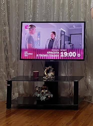 Düz TV altlığı, Polkalı, Şüşəli