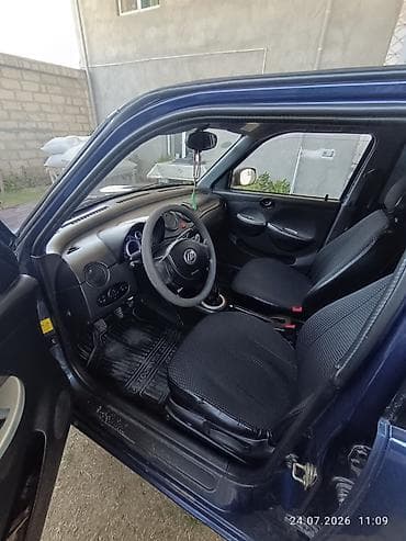 chevrolet volt satilir: Lifan 320 kompakt hetçbek avtomobil. Tünd göy rəngli кузов, 5 qapılı — 4