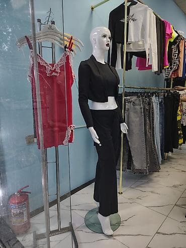 Qadın üçlü dəst – qara rəng - Üst: qısa, uzunqol, yaxalı mini-jaket;
