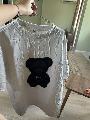 barter geyim: - Qısa qollu ağ T‑şəkkil - Rəng: krem/ağ - Ön hissədə iri qara mesh — 1