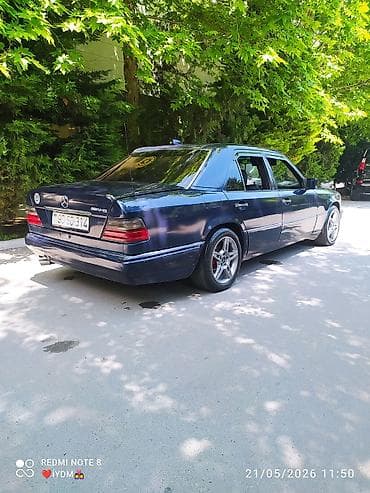 2.2 cdi mator: Mercedes-Benz sedan, tünd mavi rəng. Kuzov W124 üslubunda 4 qapı, arxa — 5