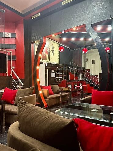 qirmizi cive: Tam təchizatlı, modern interyerli ictimai iaşə/istirahət məkanı — 4