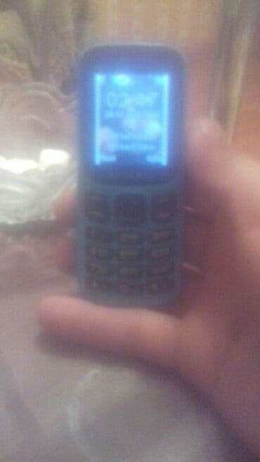 Sadə düyməli mobil telefon - Kompakt, yüngül korpus – bir əllə