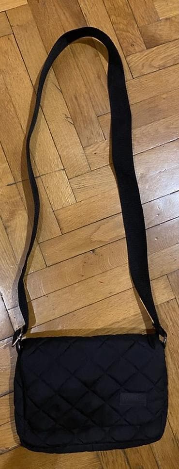 qaş daş: Qara rəngdə, kompakt çiyin çantası. Yastı, rombvari naxışlı (kapitone) — 1