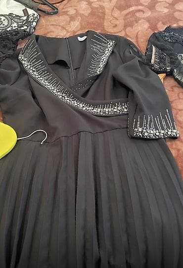 dress: Qara rəngli zərif qadın donu. Model uzunqolludur və yuxarı hissəsində — 1