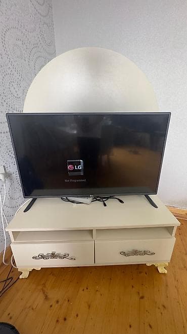 smart tv pult: LG televizor + TV altlığı dəsti.Ayri-ayriliqda da satilir Tv 280 azn — 2